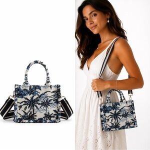 H&M BLUE TOILE SMALL HANDBAG DETACHABLE SHOULDER STRAP
BLUE/PATTERNED Feminine
